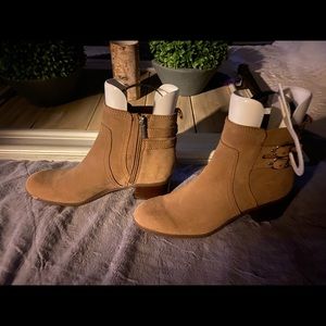 Size 7.5 Bandolino ankle boots. (NWOT).